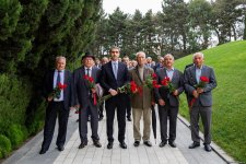 ADY rəhbərliyi və veteran dəmiryolçular Fəxri Xiyaban və Şəhidlər Xiyabanını ziyarət ediblər (FOTO)