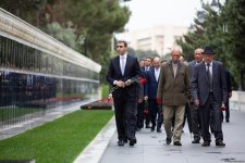 ADY rəhbərliyi və veteran dəmiryolçular Fəxri Xiyaban və Şəhidlər Xiyabanını ziyarət ediblər (FOTO)