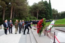 ADY rəhbərliyi və veteran dəmiryolçular Fəxri Xiyaban və Şəhidlər Xiyabanını ziyarət ediblər (FOTO)