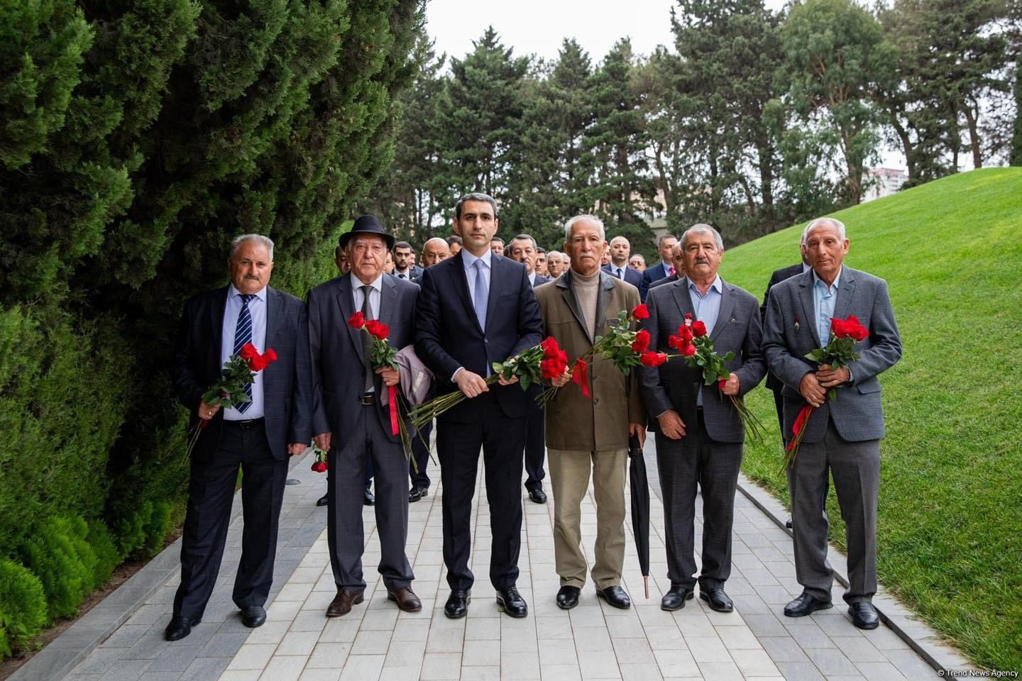 ADY rəhbərliyi və veteran dəmiryolçular Fəxri Xiyaban və Şəhidlər Xiyabanını ziyarət ediblər (FOTO)