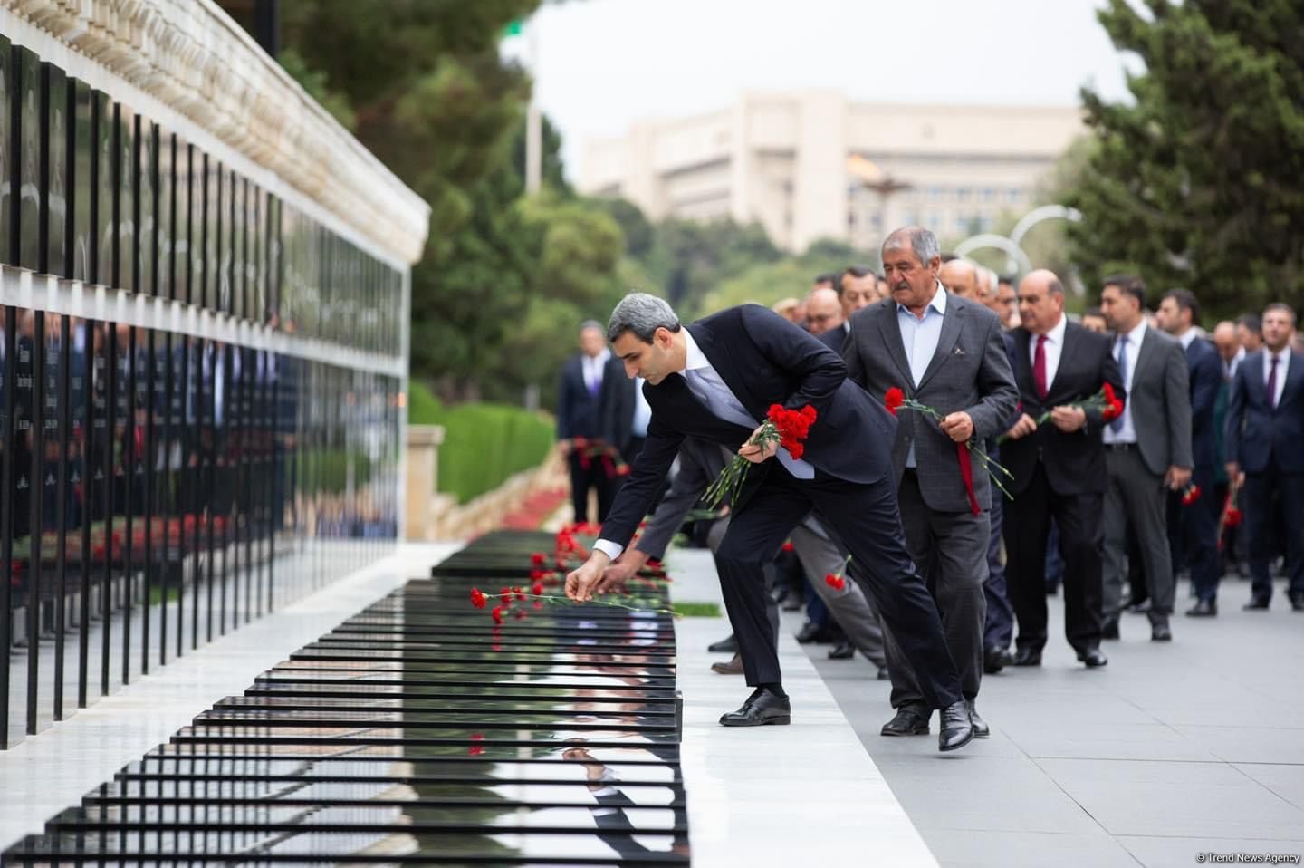 ADY rəhbərliyi və veteran dəmiryolçular Fəxri Xiyaban və Şəhidlər Xiyabanını ziyarət ediblər (FOTO)