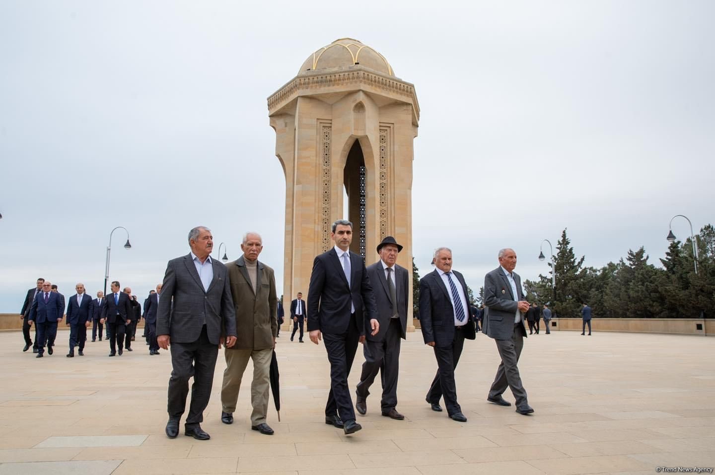 ADY rəhbərliyi və veteran dəmiryolçular Fəxri Xiyaban və Şəhidlər Xiyabanını ziyarət ediblər (FOTO)