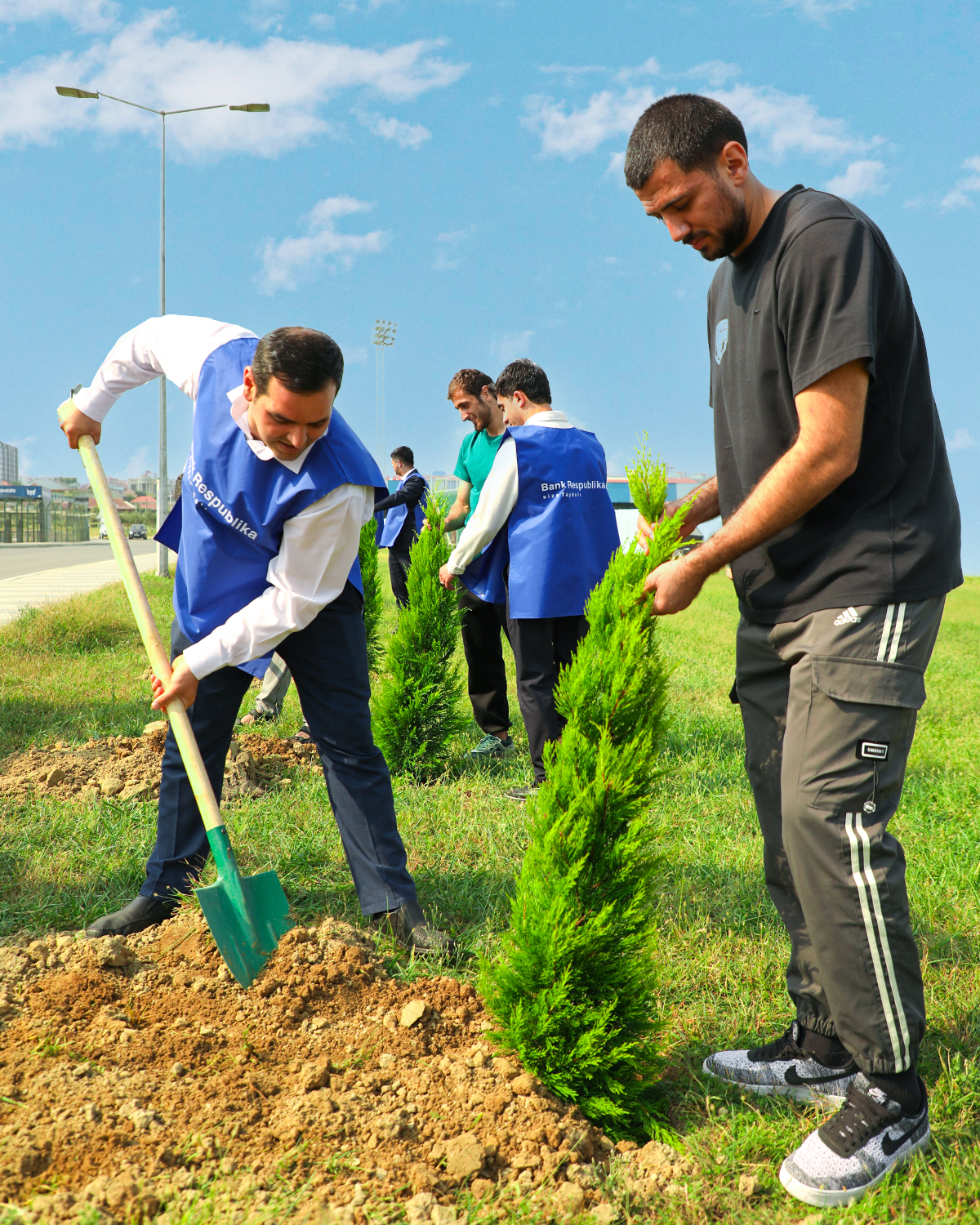 Bank Respublika və Sabah FK ağacəkmə aksiyası keçirdi (FOTO)