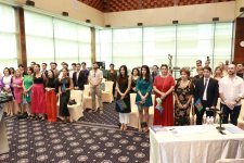 Azerbaijani community in Singapore meets with State Committee chairman (PHOTO)