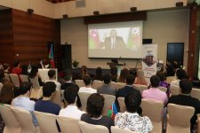 Azerbaijani community in Singapore meets with State Committee chairman (PHOTO)