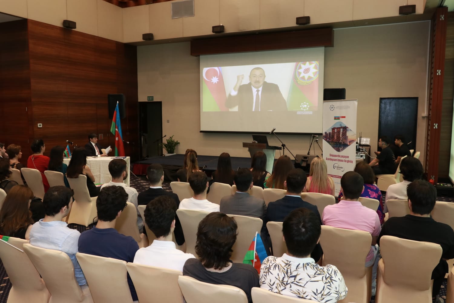 Azerbaijani community in Singapore meets with State Committee chairman (PHOTO)