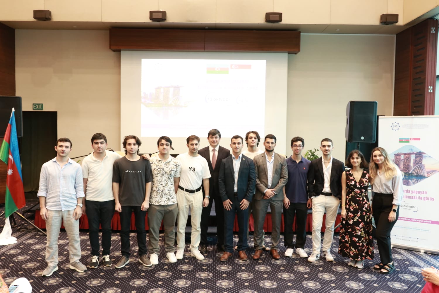 Azerbaijani community in Singapore meets with State Committee chairman (PHOTO)