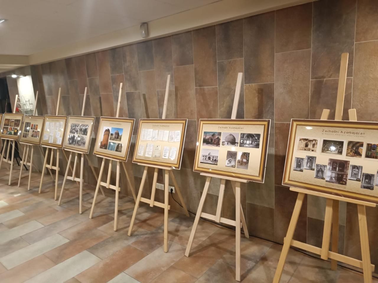 Qərbi Azərbaycan İcmasının təşkilatçılığı ilə Varşava İqtisadiyyat Universitetində sərgi keçirilib (FOTO)