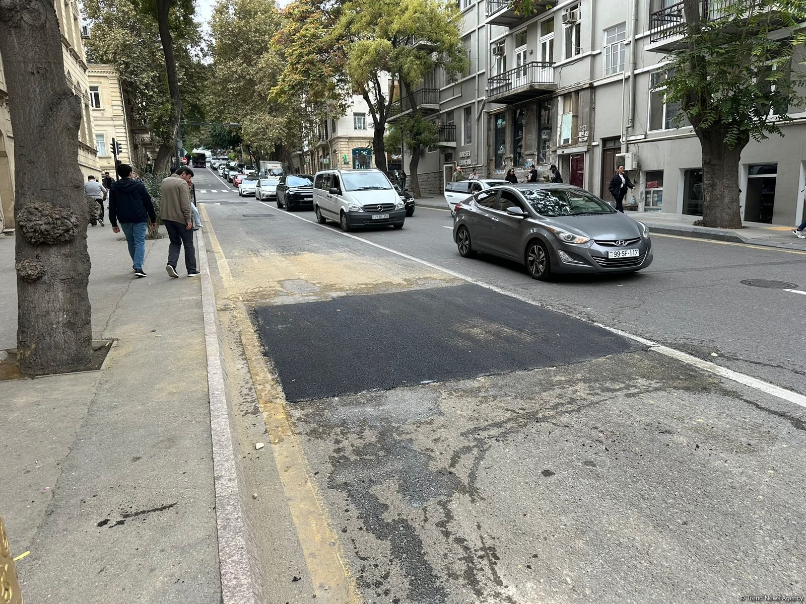 Bakının mərkəzində çökən yol təmir olundu (FOTO)