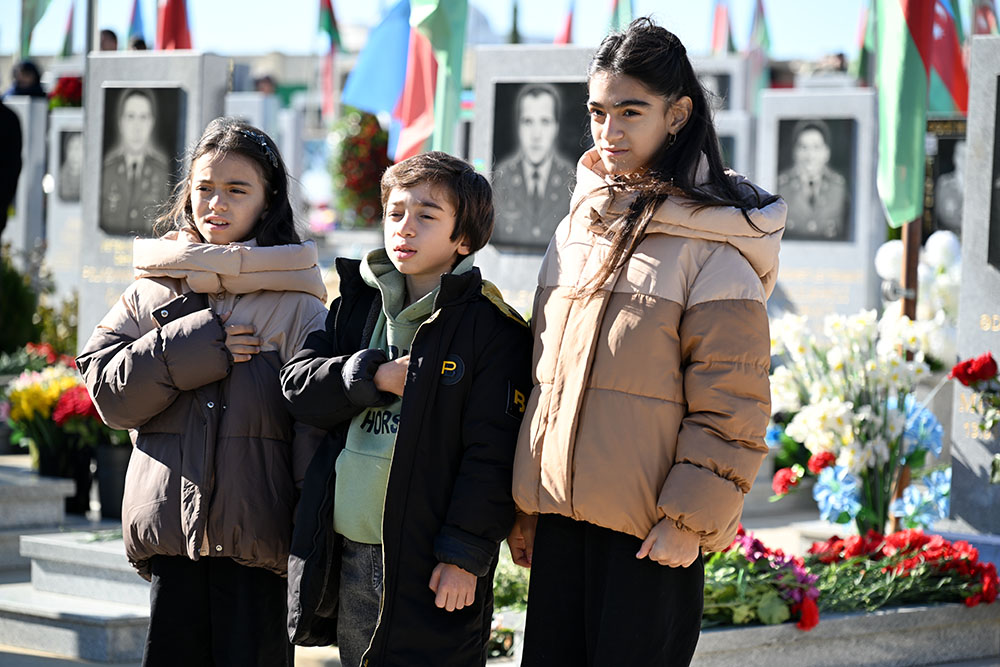 Zəfər Günündə Ulu Öndərin və şəhidlərimizin məzarları ziyarət olunub (FOTO/VİDEO)