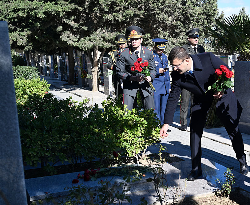 Zəfər Günündə Ulu Öndərin və şəhidlərimizin məzarları ziyarət olunub (FOTO/VİDEO)