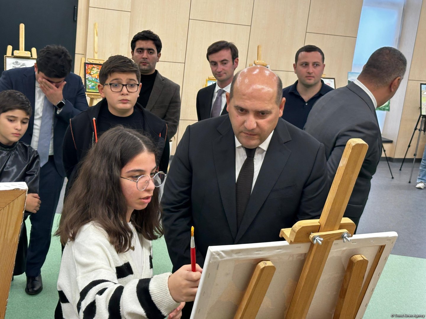 Füzulidə Zəfər Günü ilə bağlı rəsm sərgisi nümayiş olunub (FOTO)