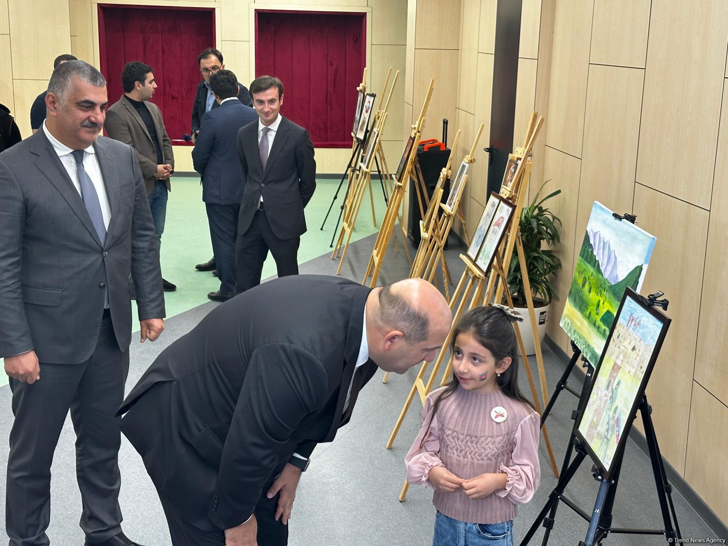 Füzulidə Zəfər Günü ilə bağlı rəsm sərgisi nümayiş olunub (FOTO)