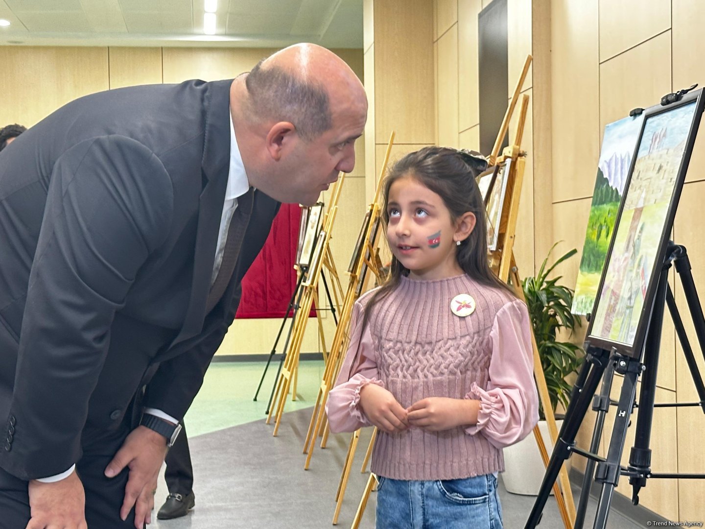 Füzulidə Zəfər Günü ilə bağlı rəsm sərgisi nümayiş olunub (FOTO)