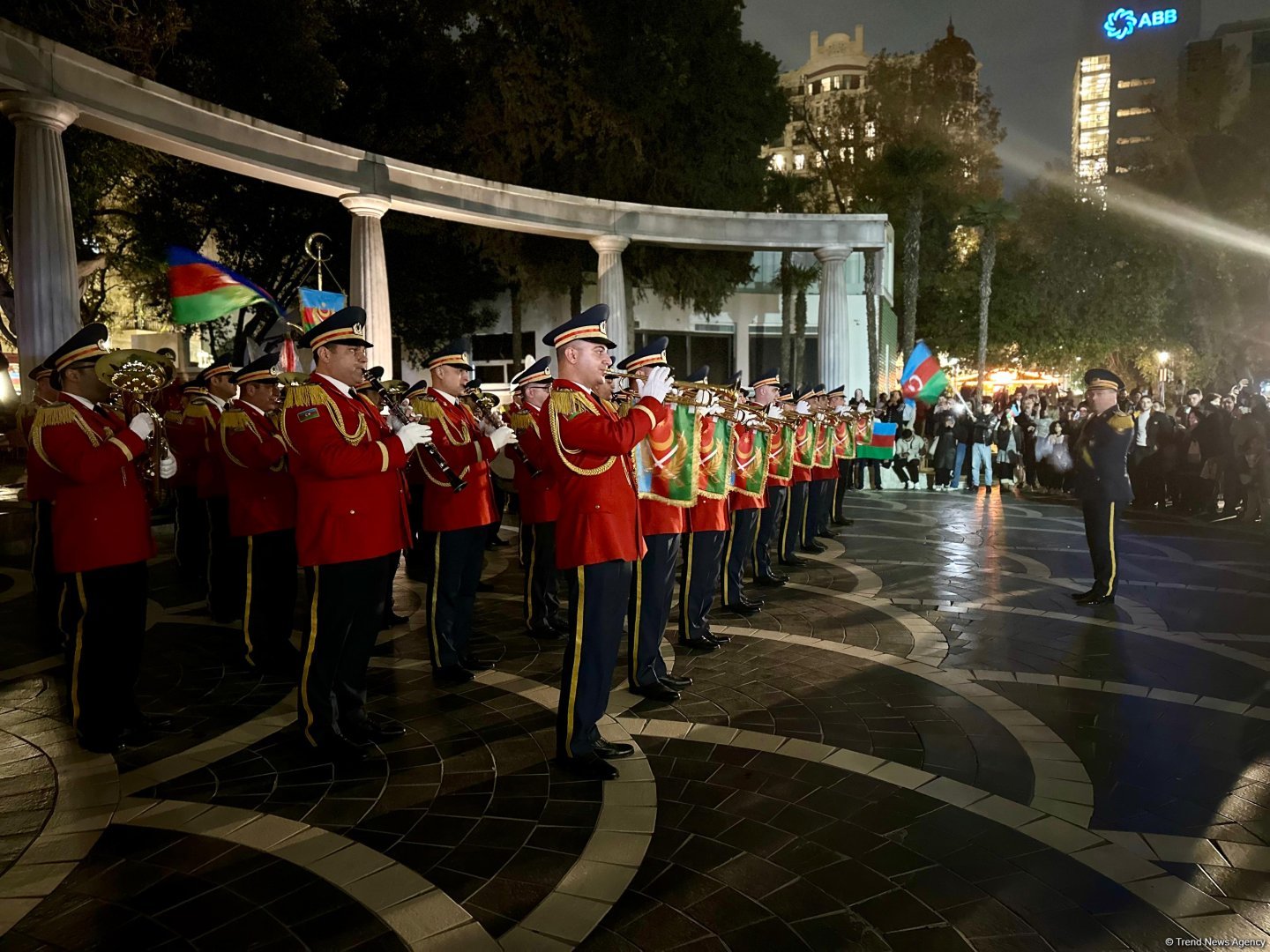 Fəvvarələr meydanında hərbi orkestrin nümunəvi çıxışı olub (FOTO/VİDEO)