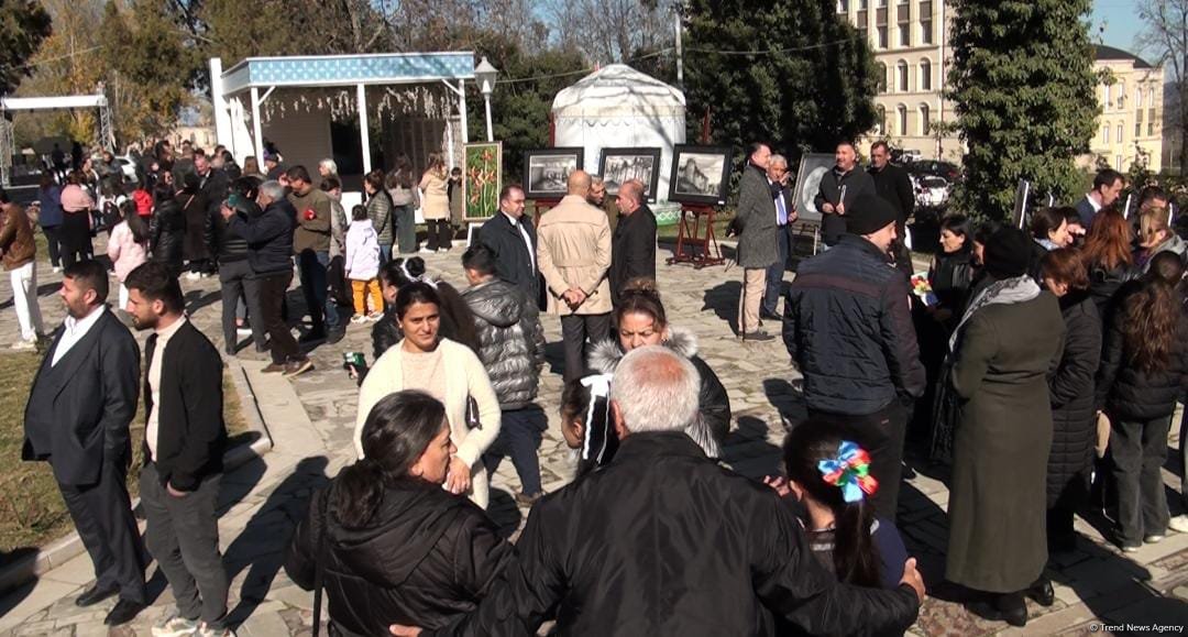 Şuşada Zəfər günü ilə bağlı yerli sakinlərin əl işləri sərgilənib (FOTO)