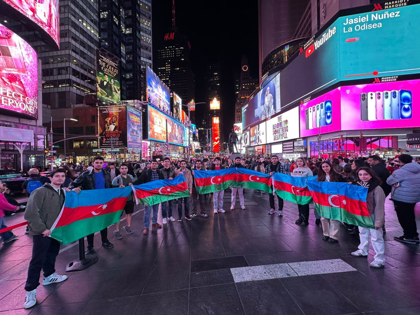 Azerbaijani youth holds campaign dedicated to Victory Day and National Flag Day (PHOTO)