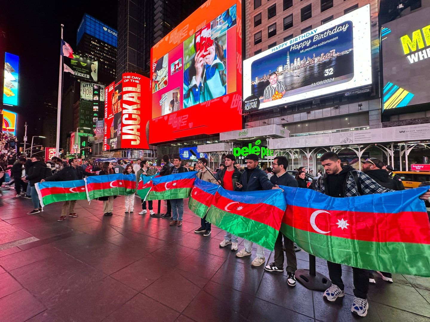 Azerbaijani youth holds campaign dedicated to Victory Day and National Flag Day (PHOTO)