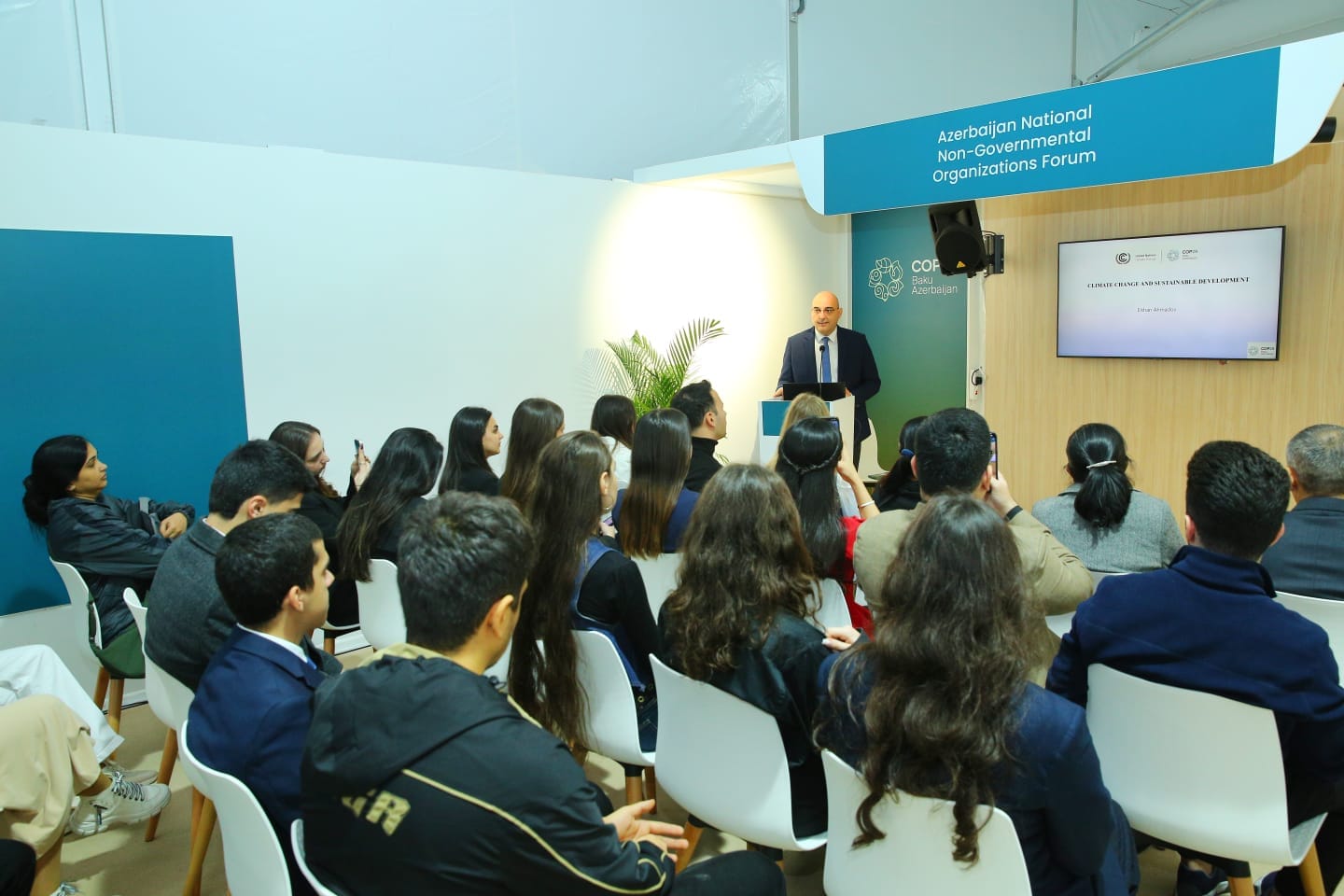 “Bakı Politoloqlar Klubu” COP29-da iqlim böhranına qarşı fəaliyyətdə QHT-lərin rolu mövzusunda konfrans təşkil edib (FOTO)