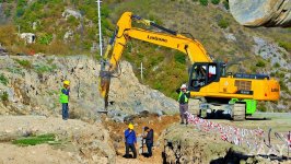 Kəlbəcər şəhərinin daxili yollarının tikintisi davam edir (FOTO/VİDEO)