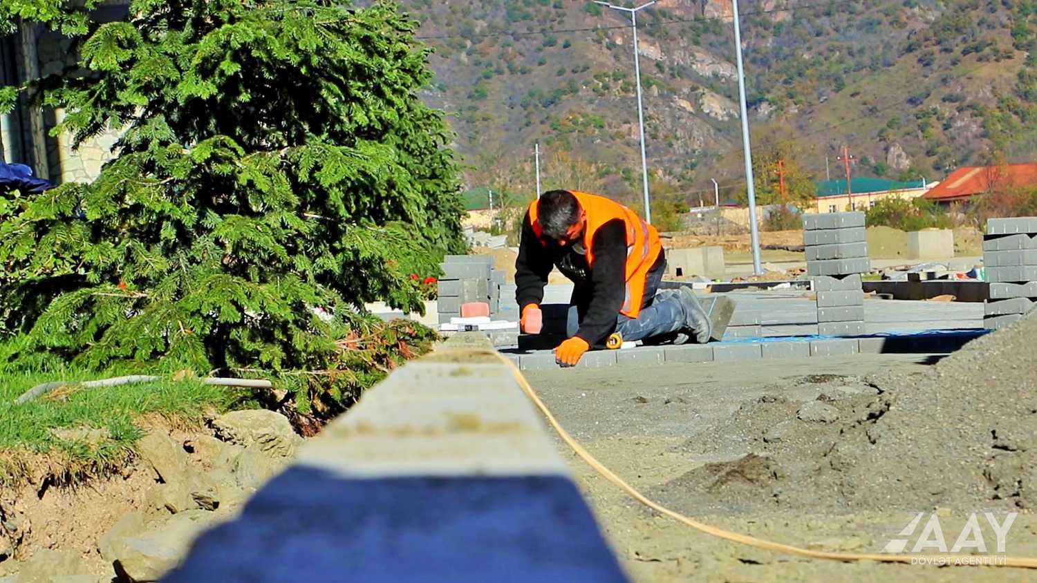 Kəlbəcər şəhərinin daxili yollarının tikintisi davam edir (FOTO/VİDEO)