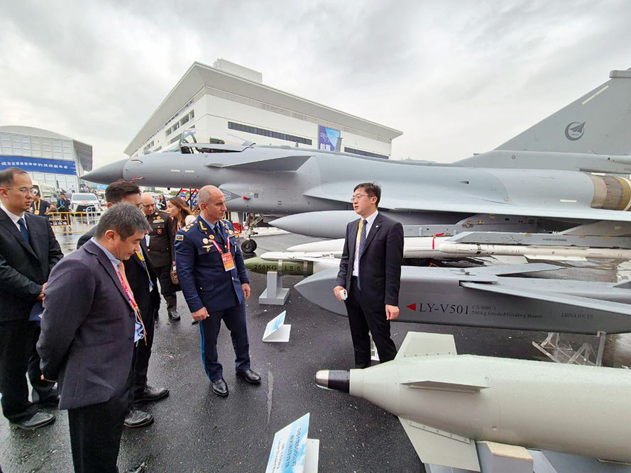 Azerbaijan's Air Force Commander attends international airshow in China (PHOTO)