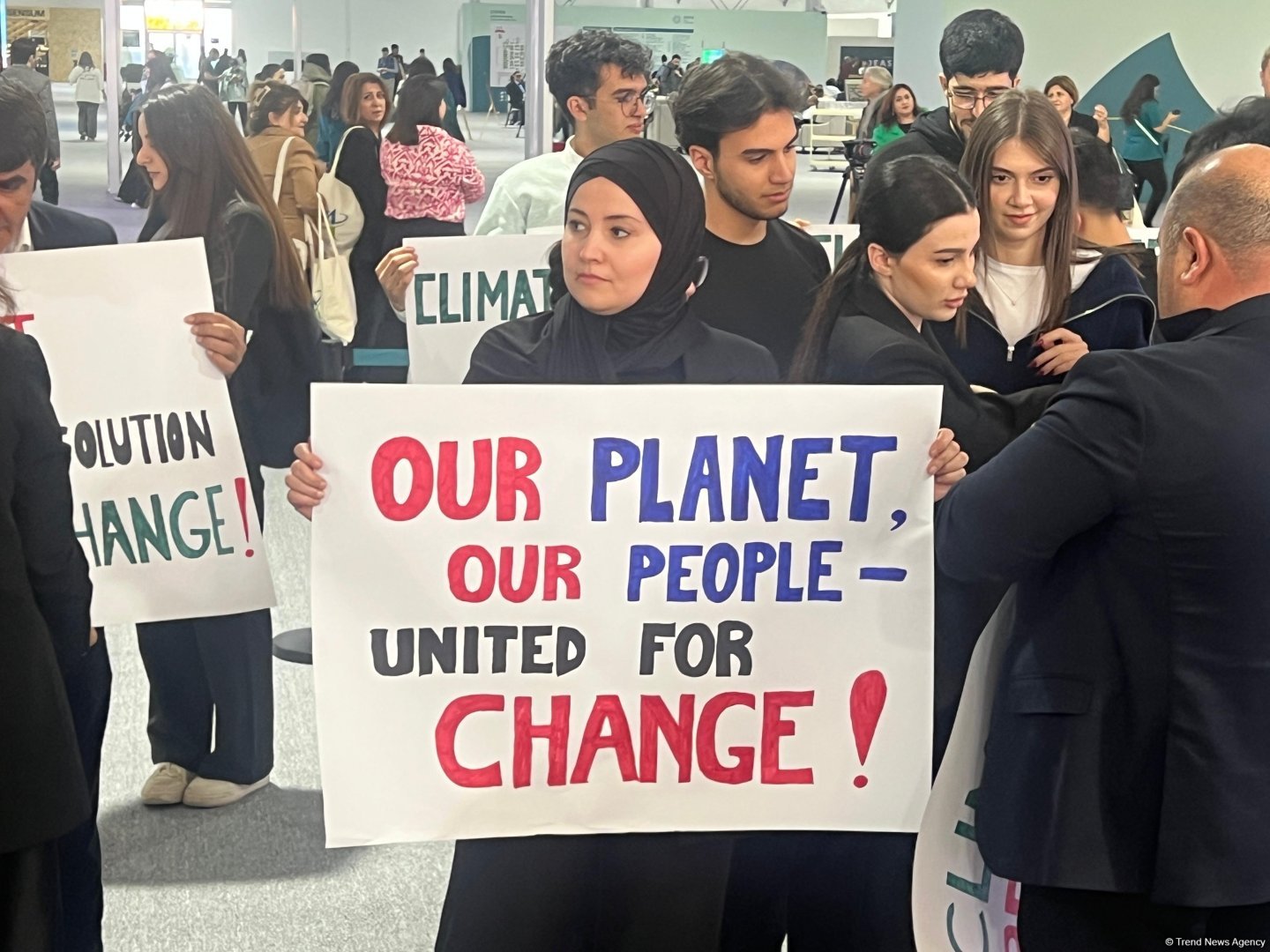 COP29 çərçivəsində Avropada miqrantlara qarşı təzyiqlərə, dözülməz münasibətə etiraz olaraq Azərbaycanın QHT fəalları etiraz aksiyası keçirib (FOTO/VİDEO)