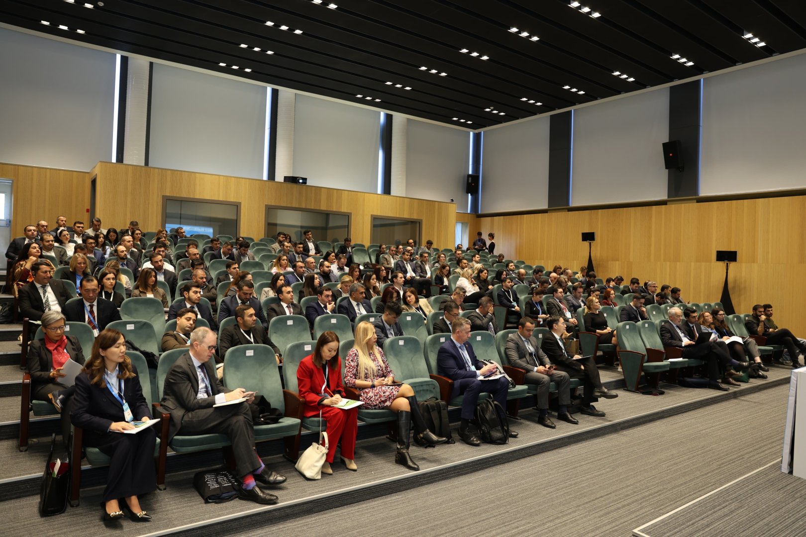 UNEC hosts International Forum on “Creating Highway for Sustainable Finance” (PHOTO)