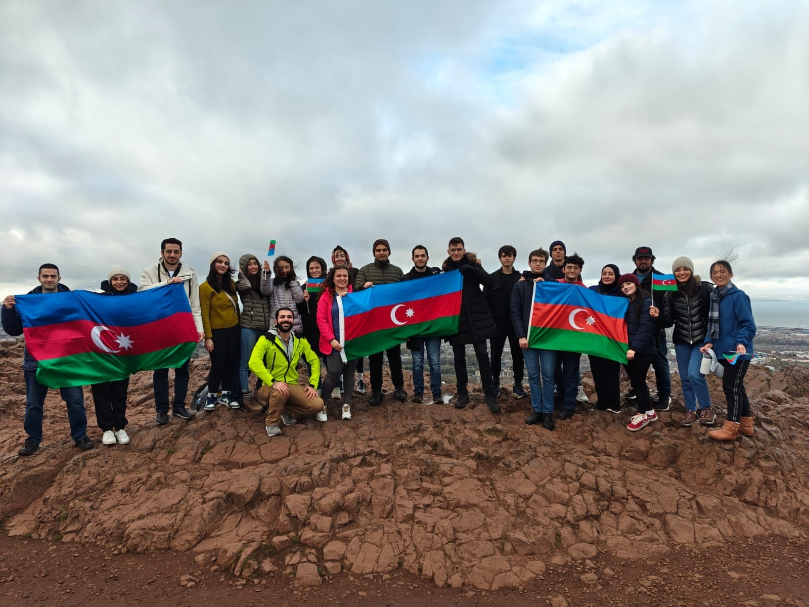 Şotlandiyanın “Arthur’s Seat” zirvəsində Azərbaycan bayrağı dalğalandırılıb (FOTO)