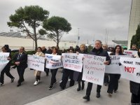 Bir qrup Azərbaycan QHT təmsilçiləri ermənipərəst Frank Peloninin Azərbaycana səfərinə qarşə etiraz aksiyası keçirib (FOTO/VİDEO)