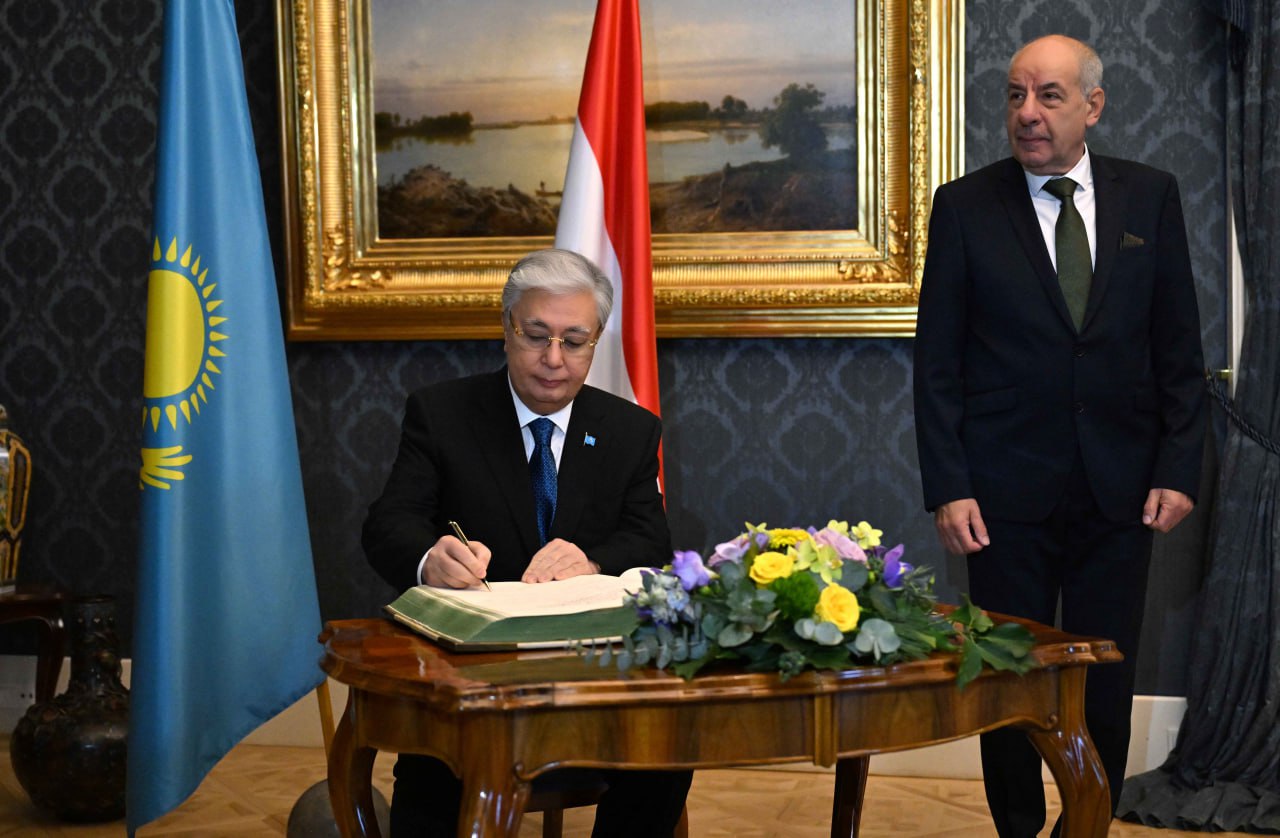 Kazakhstan’s President leaves memorial note in Hungary