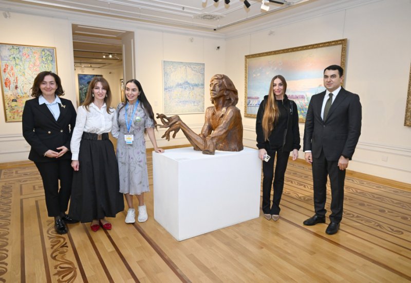 Vice-President of Heydar Aliyev Foundation Leyla Aliyeva and Head of the Baku Media Center Arzu Aliyeva visit exhibitions at National Art Museum (PHOTO)