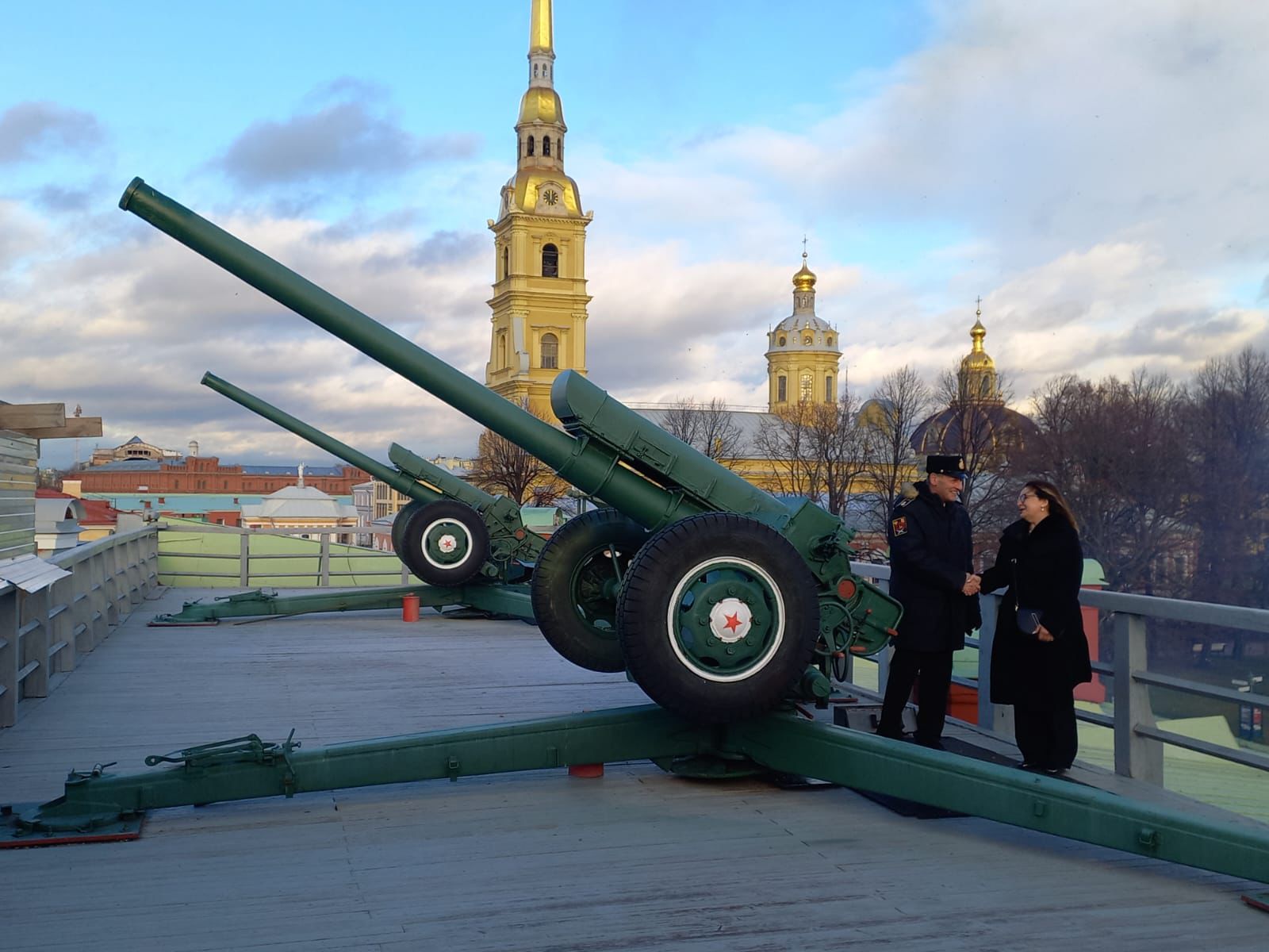 Мехрибан Алекперзаде открыла огонь из пушки в Петропавловской крепости! Первая женщина, награжденная премией имени Чингиза Айтматова (ФОТО)