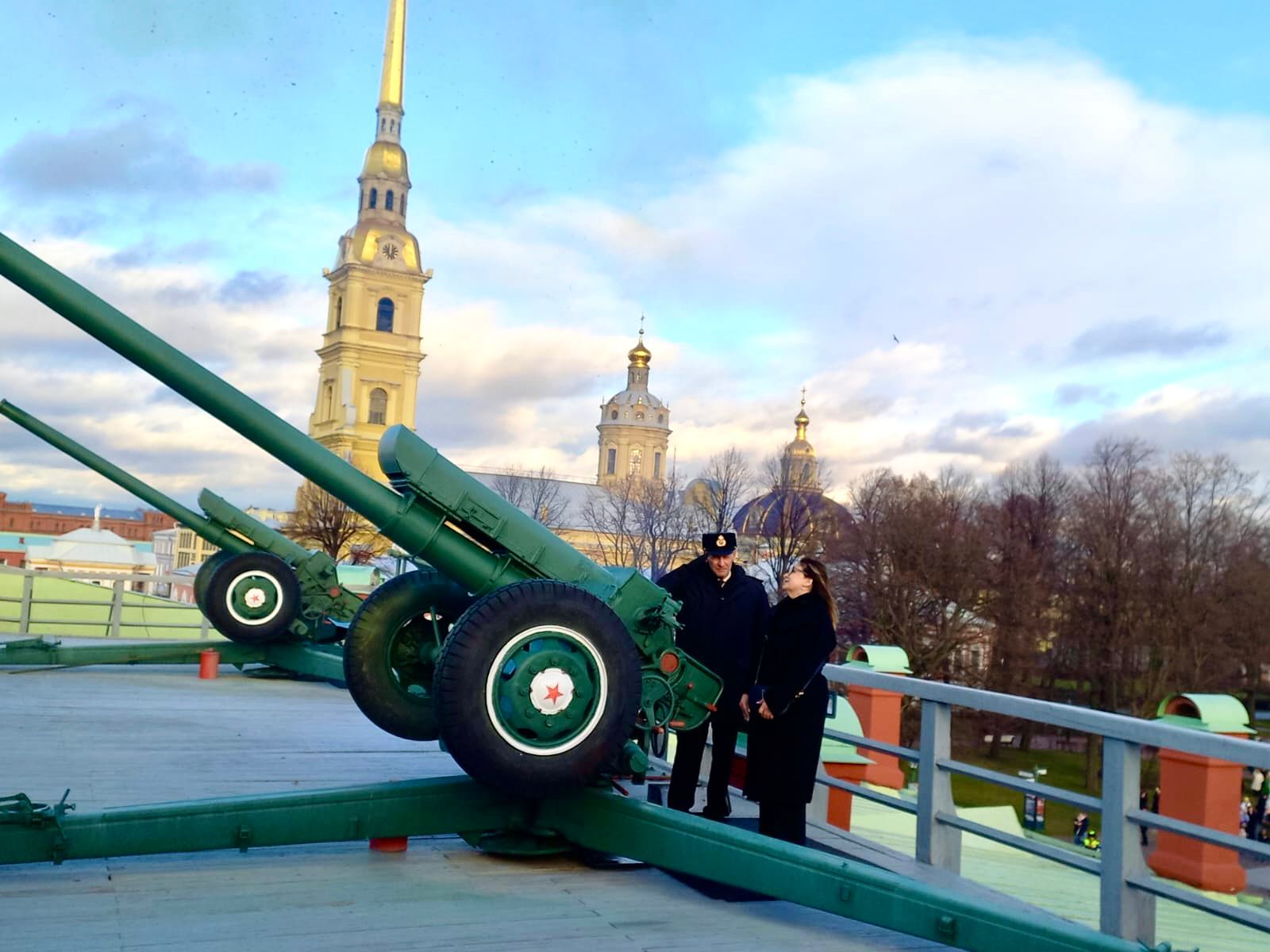 Мехрибан Алекперзаде открыла огонь из пушки в Петропавловской крепости! Первая женщина, награжденная премией имени Чингиза Айтматова (ФОТО)