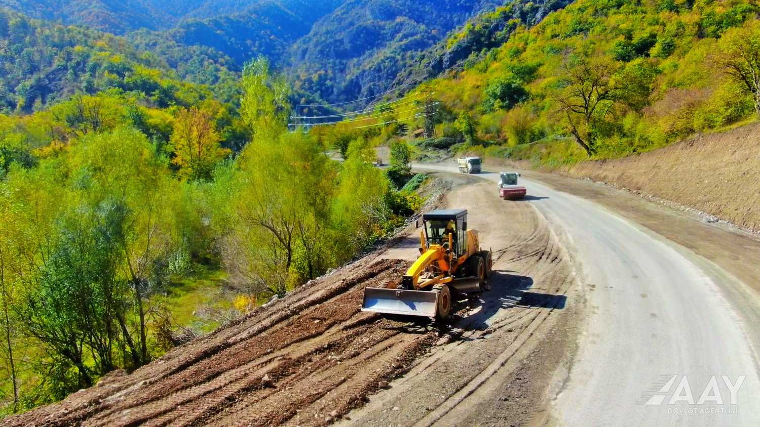 Suqovuşan-Sərsəng su anbarı-Qozlukörpü-Kəlbəcər avtomobil yolunun inşası davam edir (FOTO/VİDEO)