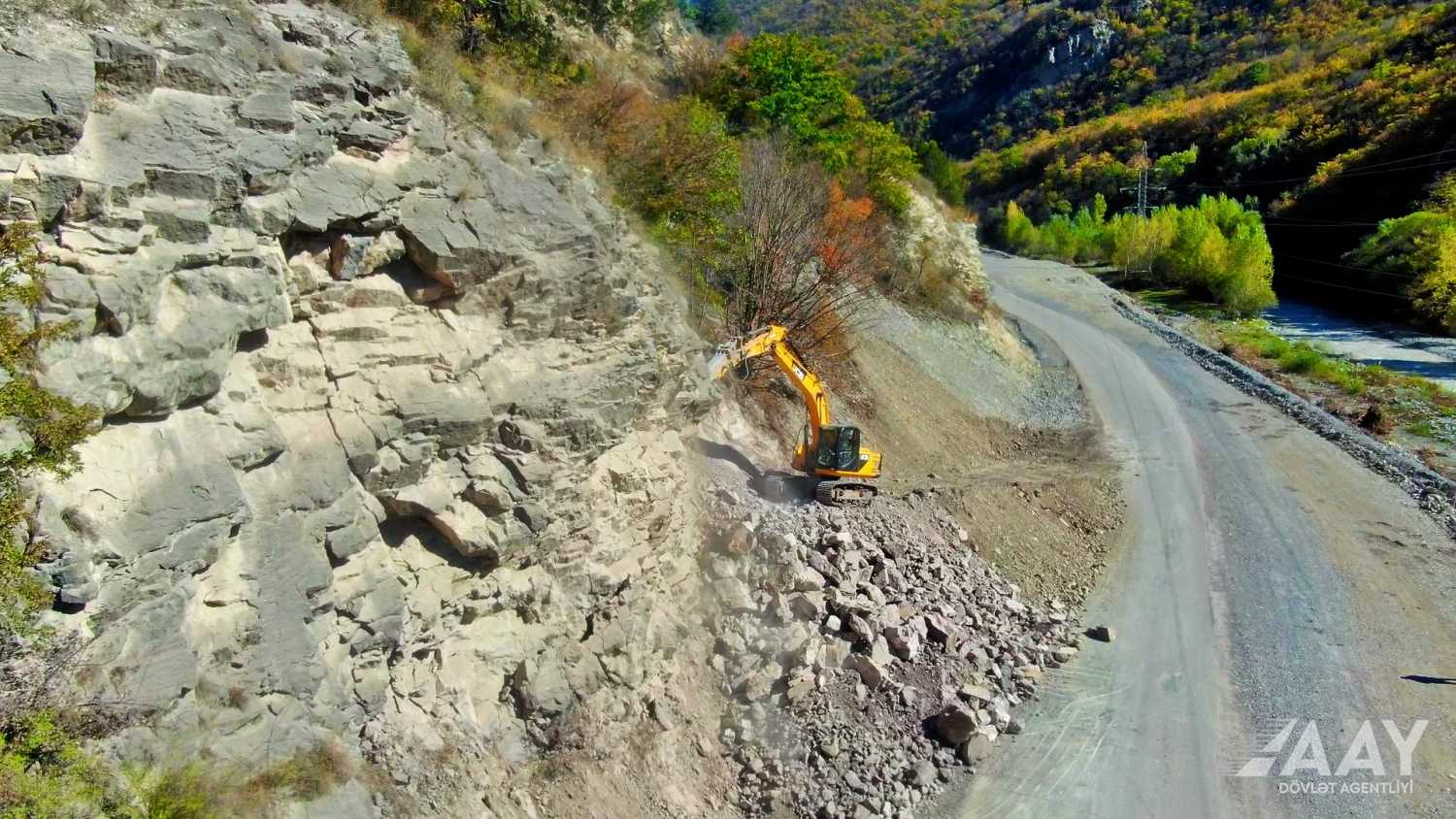 Suqovuşan-Sərsəng su anbarı-Qozlukörpü-Kəlbəcər avtomobil yolunun inşası davam edir (FOTO/VİDEO)