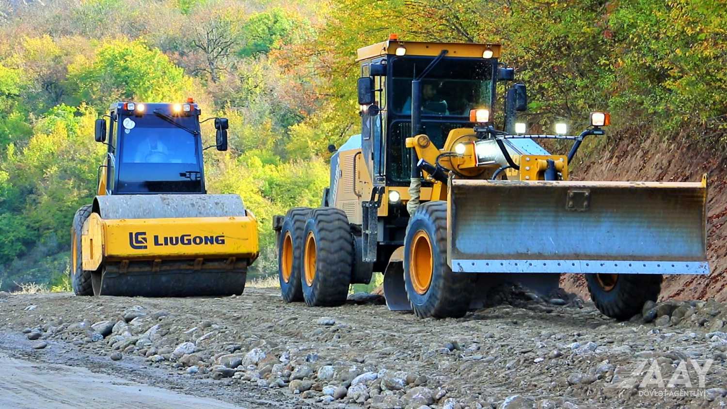 Suqovuşan-Sərsəng su anbarı-Qozlukörpü-Kəlbəcər avtomobil yolunun inşası davam edir (FOTO/VİDEO)