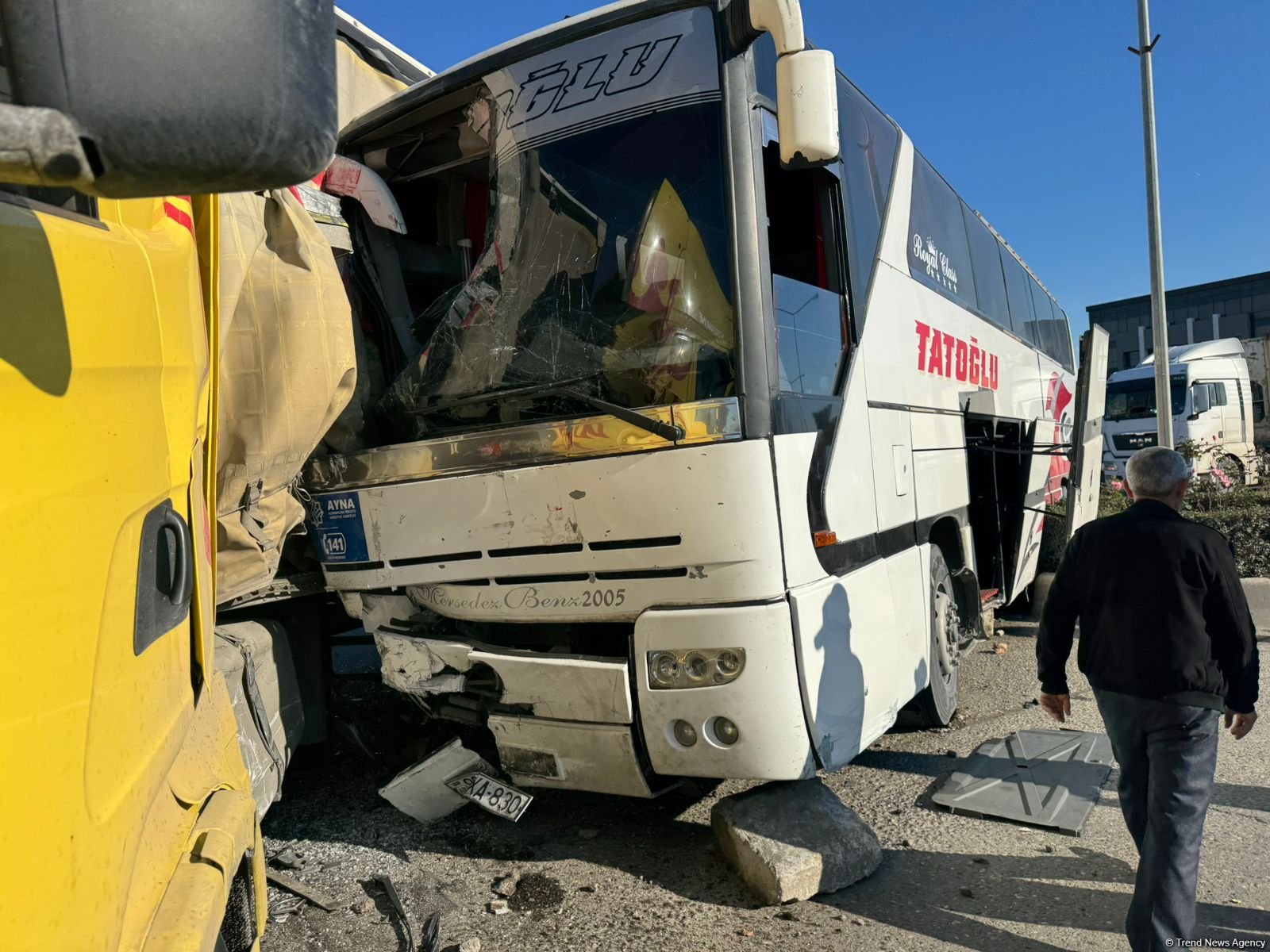 Yevlaxda sərnişin avtobusu TIR-a çırpılıb: yaralı var (ƏLAVƏ OLUNUB)