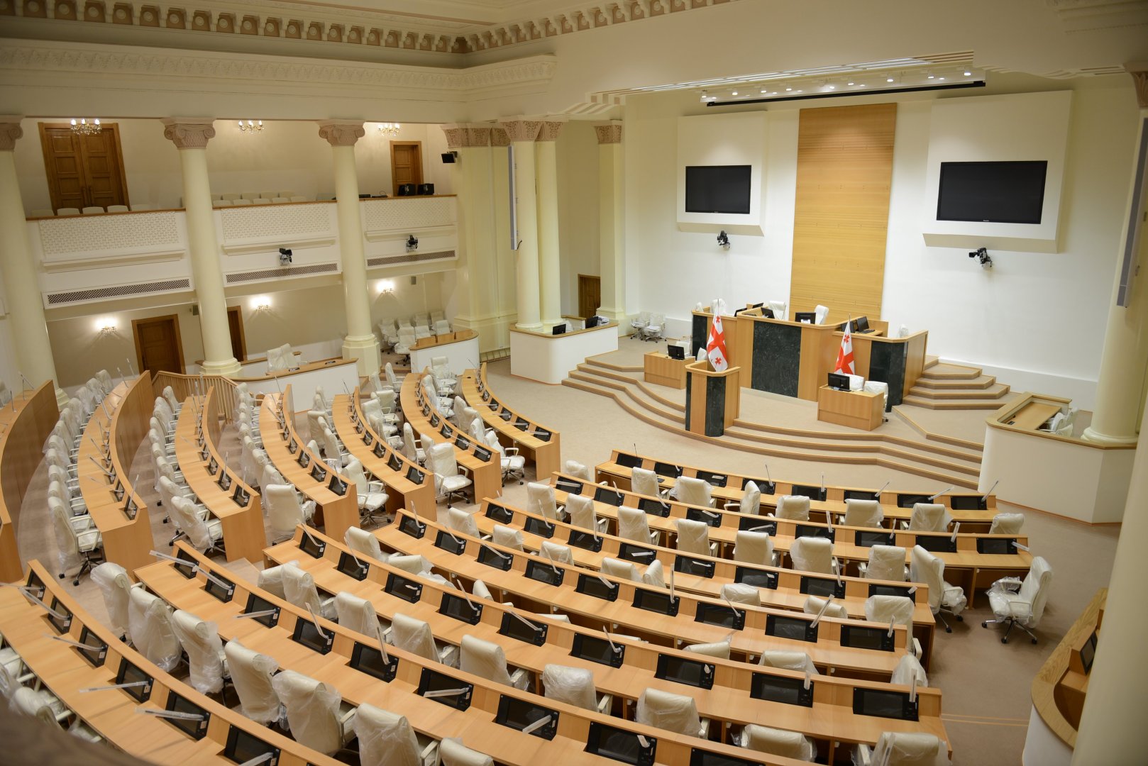 Gürcüstanda etirazçılar parlament binasında yanğın törədiblər