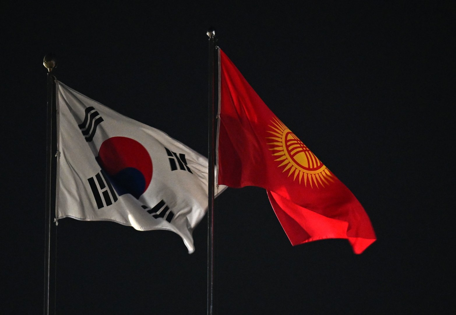 President of Kyrgyzstan in Seoul: fresh breeze for growth of bilateral ties