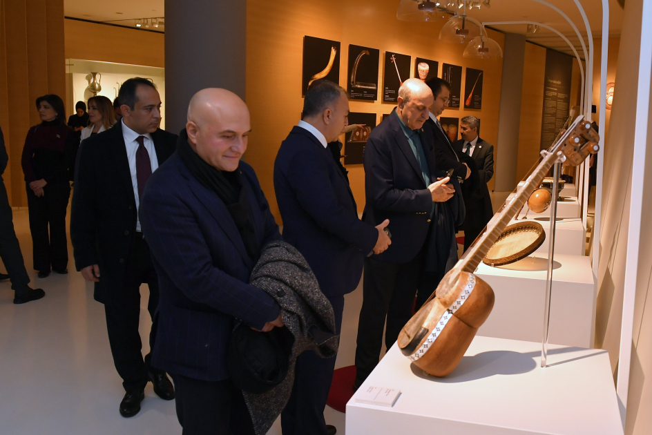 Int''l Parliamentary Conference participants tour Azerbaijan's Heydar Aliyev Center (PHOTO)