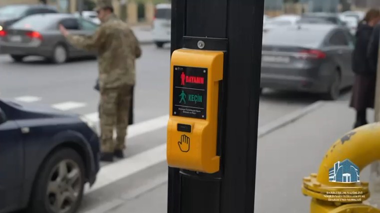 В районе станции метро "8 Ноября" в Баку установлены новые пешеходные светофоры