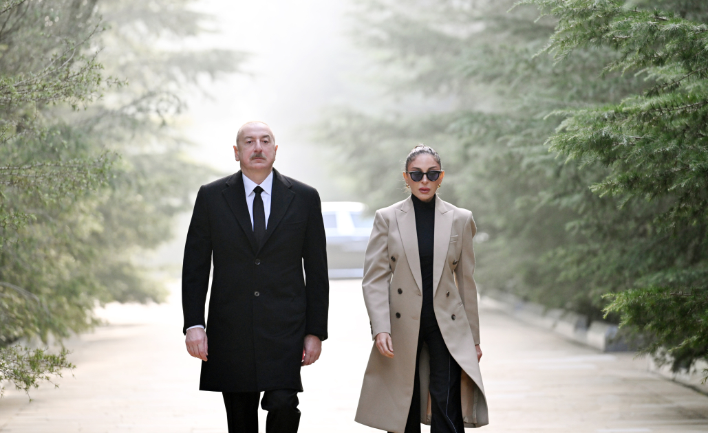 President Ilham Aliyev, First Lady Mehriban Aliyeva visit grave of National Leader Heydar Aliyev (PHOTO)