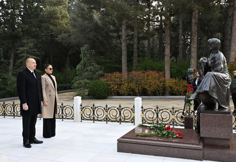 President Ilham Aliyev, First Lady Mehriban Aliyeva visit grave of National Leader Heydar Aliyev (PHOTO)