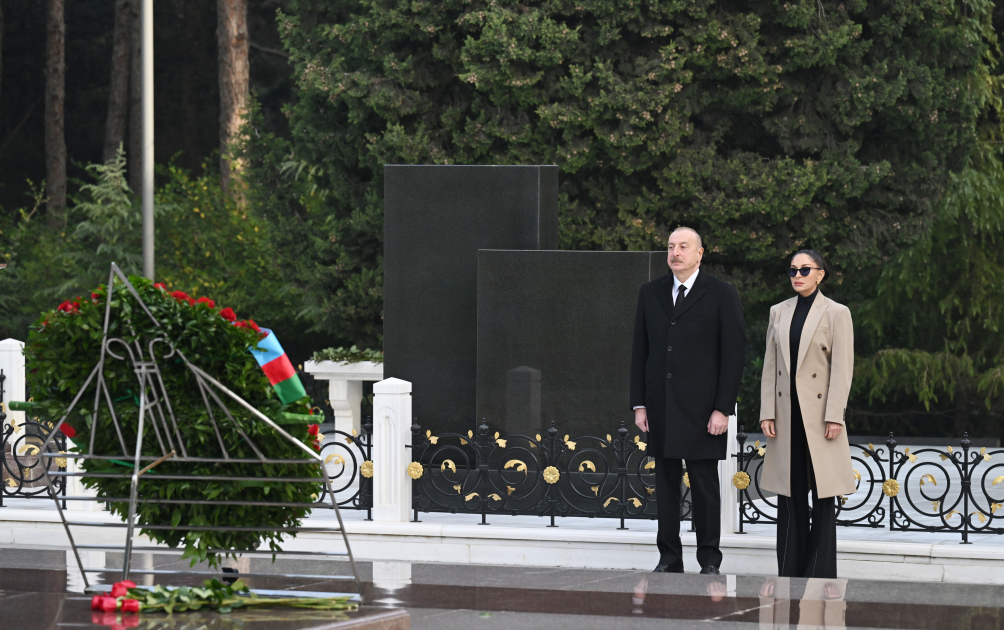 President Ilham Aliyev, First Lady Mehriban Aliyeva visit grave of National Leader Heydar Aliyev (PHOTO)