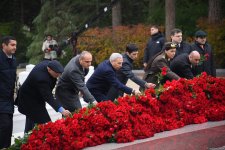 Azerbaijani people line up to honor memory of Great Leader Heydar Aliyev (PHOTO)