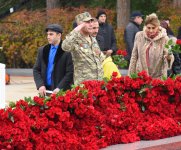 Azerbaijani people line up to honor memory of Great Leader Heydar Aliyev (PHOTO)