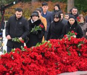 Azerbaijani people line up to honor memory of Great Leader Heydar Aliyev (PHOTO)