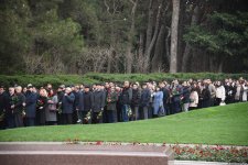 Azerbaijani people line up to honor memory of Great Leader Heydar Aliyev (PHOTO)