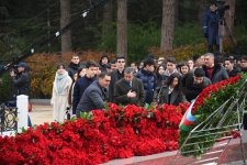 Azerbaijani people line up to honor memory of Great Leader Heydar Aliyev (PHOTO)